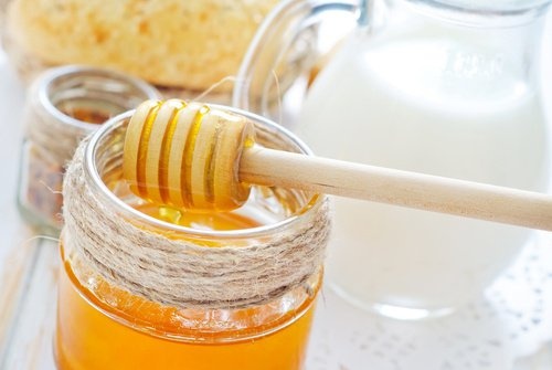Behandlung mit Honig und Milch gegen Falten