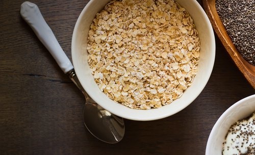 Frühstück mit Haferflocken und Chiasamen für einen flachen Bauch