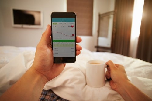 Handy im Bett