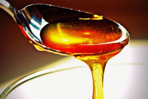 Ein Esslöffel Honig vor dem Zubettgehen könnte dich besser schlafen lassen