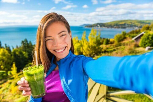 Smoothie-mit-Apfel - Frau macht Selfie