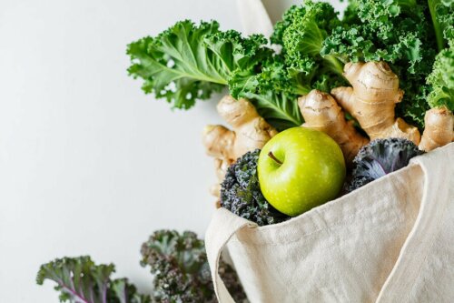 Smoothie mit Gurke - Einkaufstasche mit Gemüse