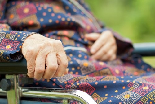 Alte Frau mit Parkinson
