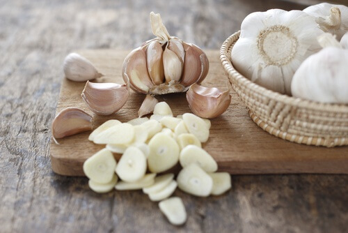 Detox-Getränk mit Knoblauch
