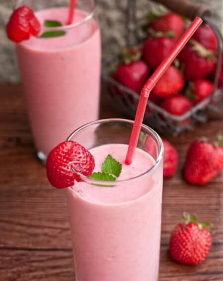 Ein Fruchtshake aus Erdbeeren kann beim Abhnehmen helfen