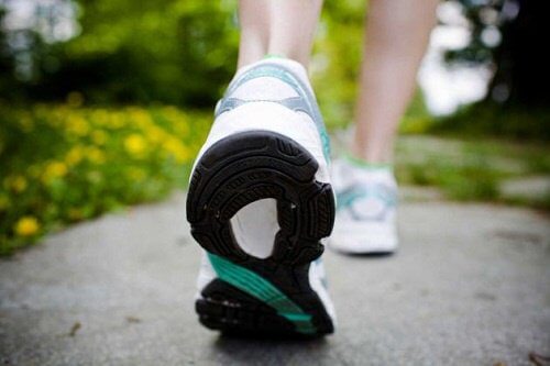Gehen – eine leichte Übung, um gesund in Form zu kommen Gehen – eine leichte Übung, um gesund in Form zu kommen