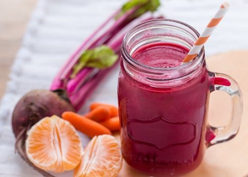 Mixgetränk mit Roter Beete und Karotten