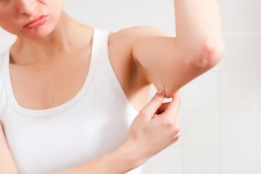 Eine natürliche Creme mit Hyaluronsäure gegen schlaffe Haut