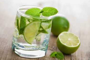 Welche Vorzüge hat Zitronenwasser am Morgen?