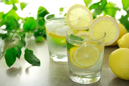 Zitronenwasser zum Entgiften der Leber