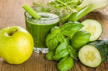 Grüner Smoothie mit Apfel, Gurke und Ingwer zum Abnehmen