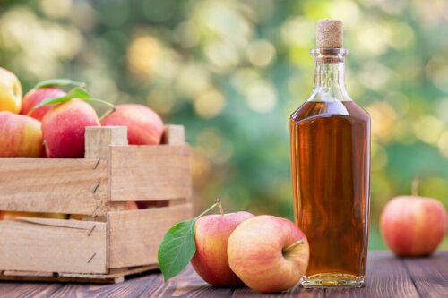 Gesichtsreinigung mit Apfelessig - Flasche und Äpfel