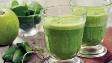 Grüner Smoothie mit Spinat, Karotte, Dill und Apfel
