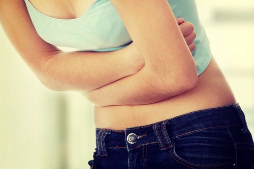 5 Hausmittel, die gegen Magenschmerzen helfen können