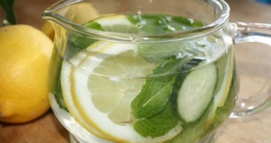 Gurkenwasser mit Zitrone