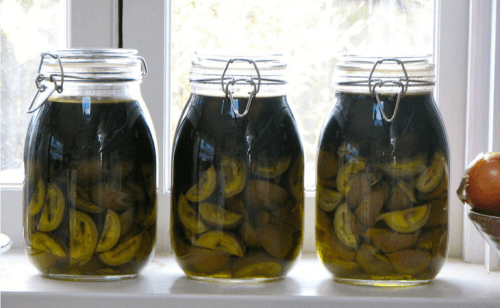 Heilmittel mit Honig und Nüssen für eine gesunde Schilddruese