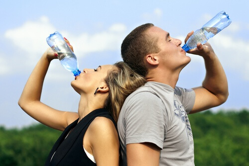 Beim Sport Wasser trinken