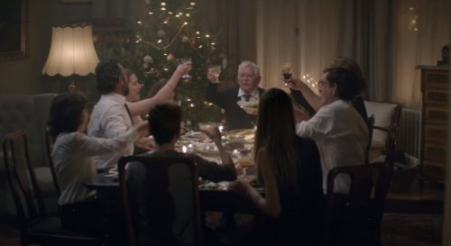 Familie feiert Weihnachten