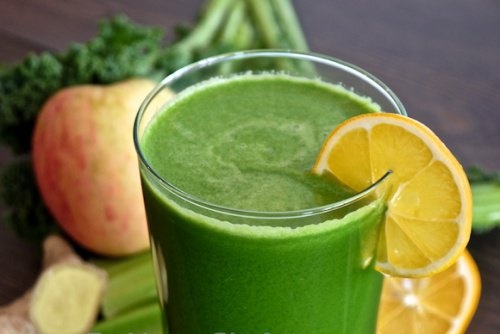 Grüner Smoothie mit Spinat, Zitrone und Apfel