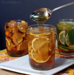 Heilendes Frühstück mit Orangen und Honig