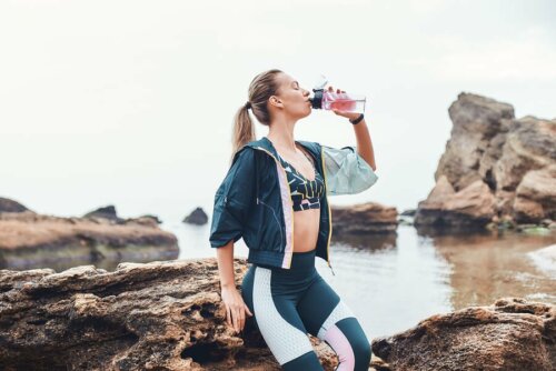 mit Schilddrüsenunterfunktion - Frau trinkt Wasser