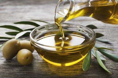zwei Lebensmittel - Olivenöl