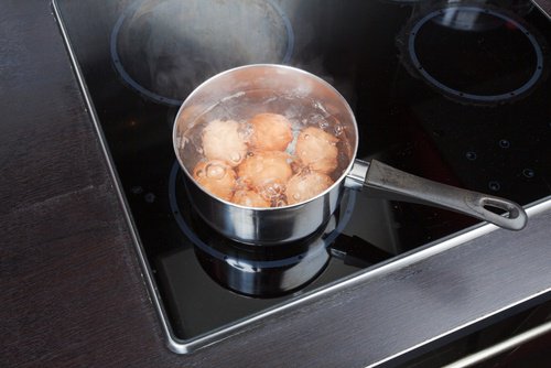 Aufgusswasser mit Eiern für weiße Wäsche