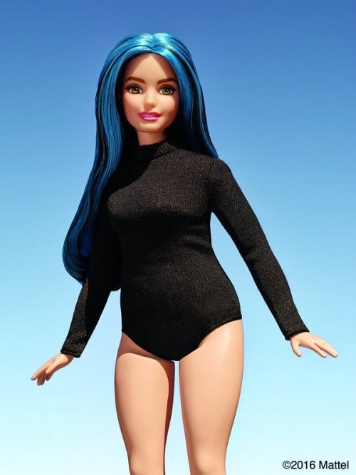 Neue Barbie mit Kurven und blauen Strähnen