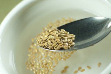 Leinsamenwasser bekämpft Cellulite und sorgt für ein schöneres Hautbild