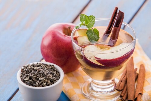 Mit Apfel-Zimt-Wasser den Körper entzuckern