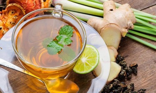 Diesen entzündungshemmenden Tee solltest du zum Frühstück trinken