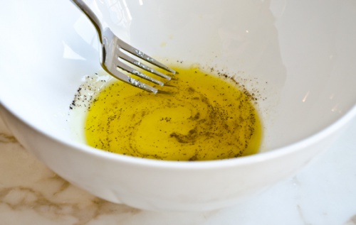 Schwarzer Pfeffer, Zitrone und Olivenöl für ein Heilmittel