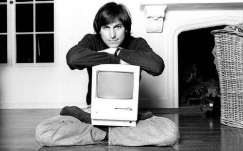 Junger Steve Jobs mit seiner Erfindung