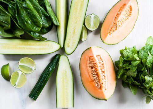 Melone und Gurke und Spinat für einen kaliumreichen Shake