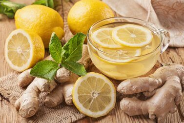 Tee mit Ingwer und Zitrone für eine gesunde Leber