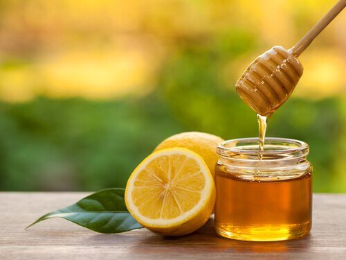 Natürlicher Bienenhonig und Zitrone