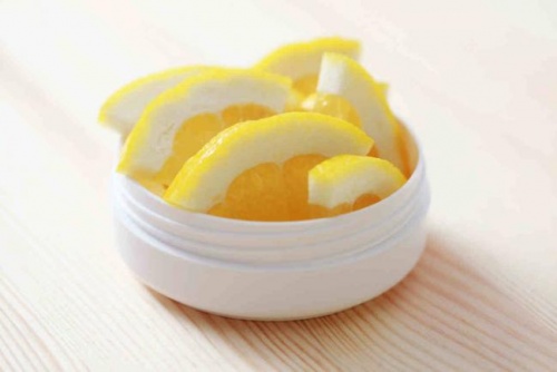 Zitronenscheiben zur Behandlung von Plantarwarzen