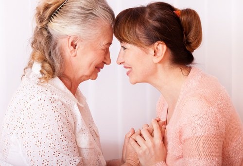Unser Körper zwischen 50 und 60 Jahren: alte und junge Frau