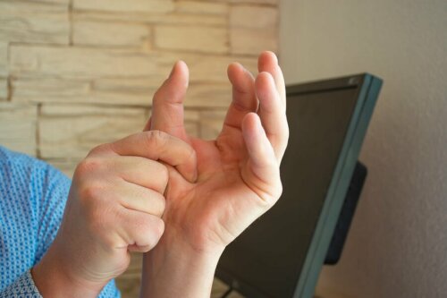 bei Gelenkschmerzen vermeiden-Finger