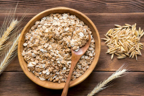 Haferflocken kochen - Holzschüssel mit Haferflocken
