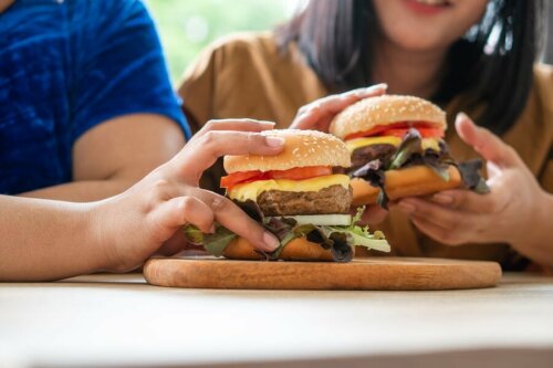 bei Gelenkschmerzen vermeiden-Fast Food