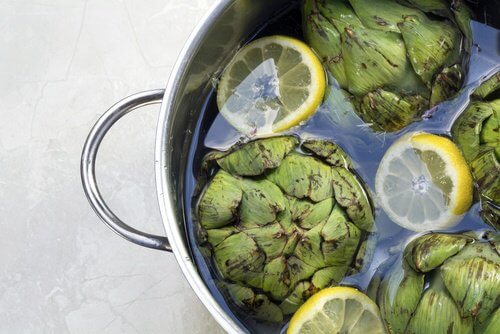 Artischocken in Wasser kochen
