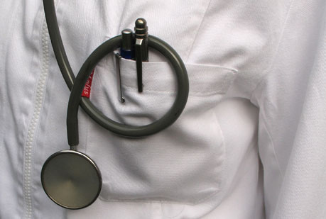 Arzt untersucht Zika-Virus