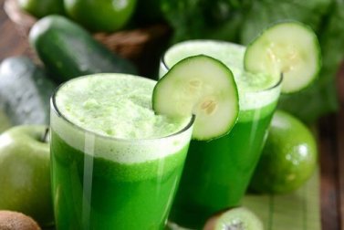 Grüne Säfte und Shakes zum Frühstück