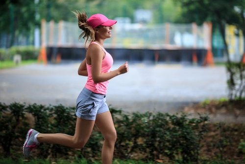 Frau beim Joggen mit sportlichem Körper