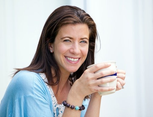 Der Körper zwischen 40 und 50 Jahren: Frau trinkt Tee und sieht noch jung aus.