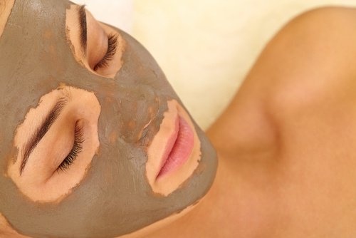 Gesichtsmasken mit Ton und Joghurt