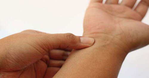 Was gegen schmerzende Hände und Handgelenke hilft