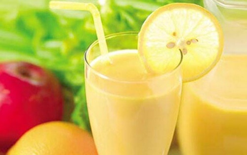 Erfrischendes Getränk mit Apfel, Zitrone und Grapefruit