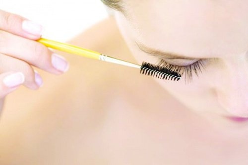 Wimpern bürsten